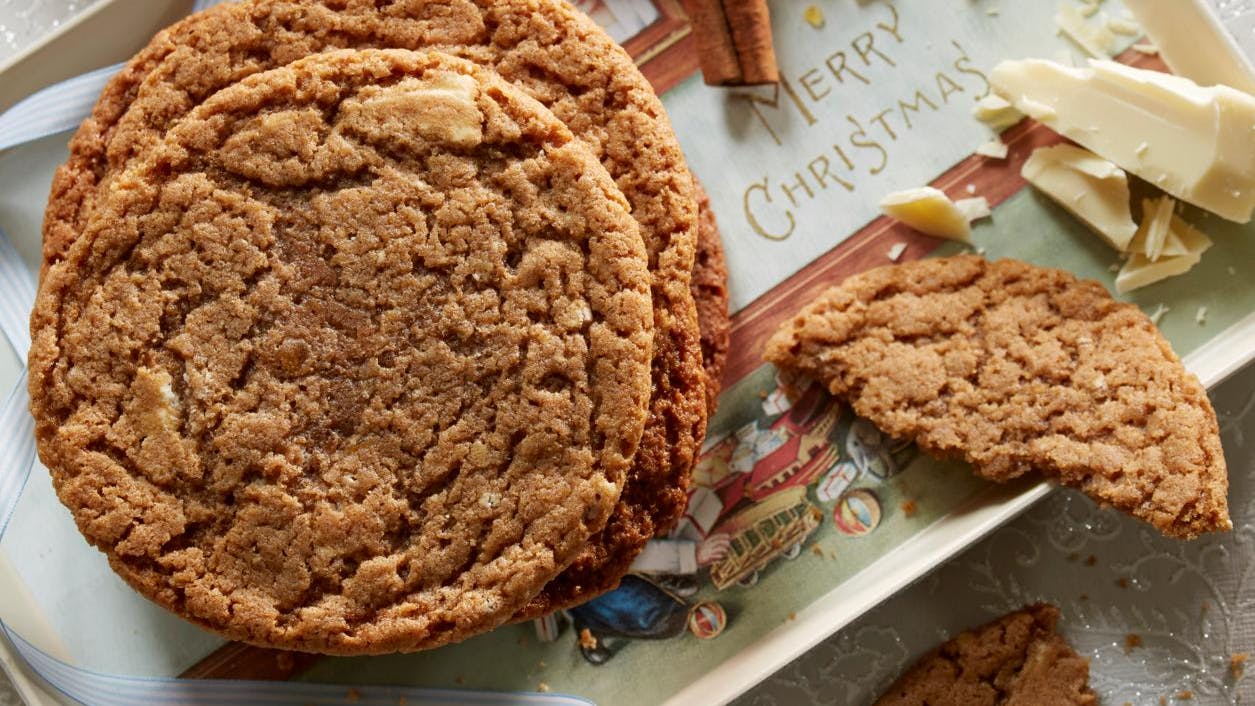 Store cookies med kanel, nelliker, syltet appelsinskal og hvid chokolade.