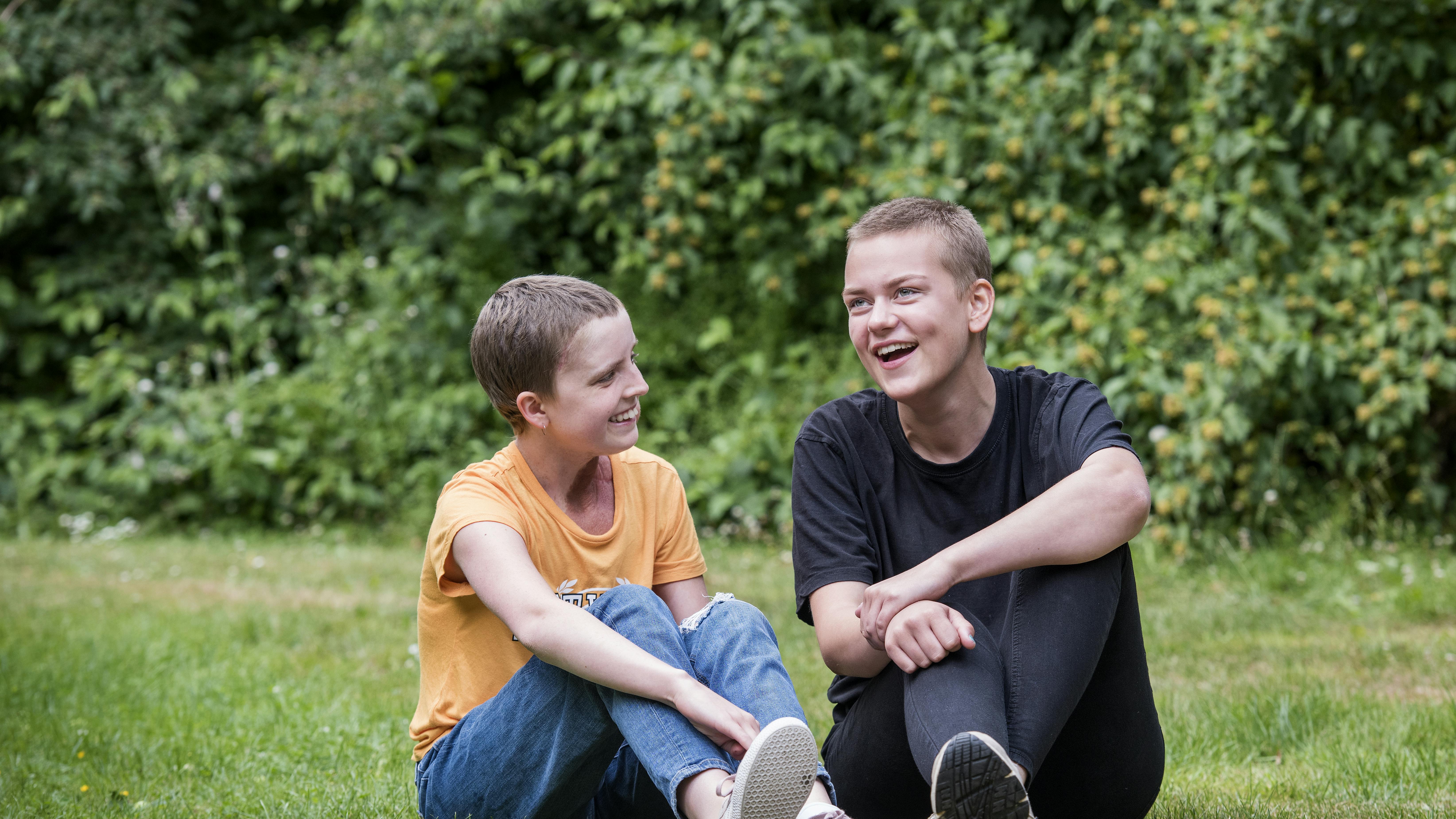 Naja og Cecilie på Cool Camp for unge med kræft