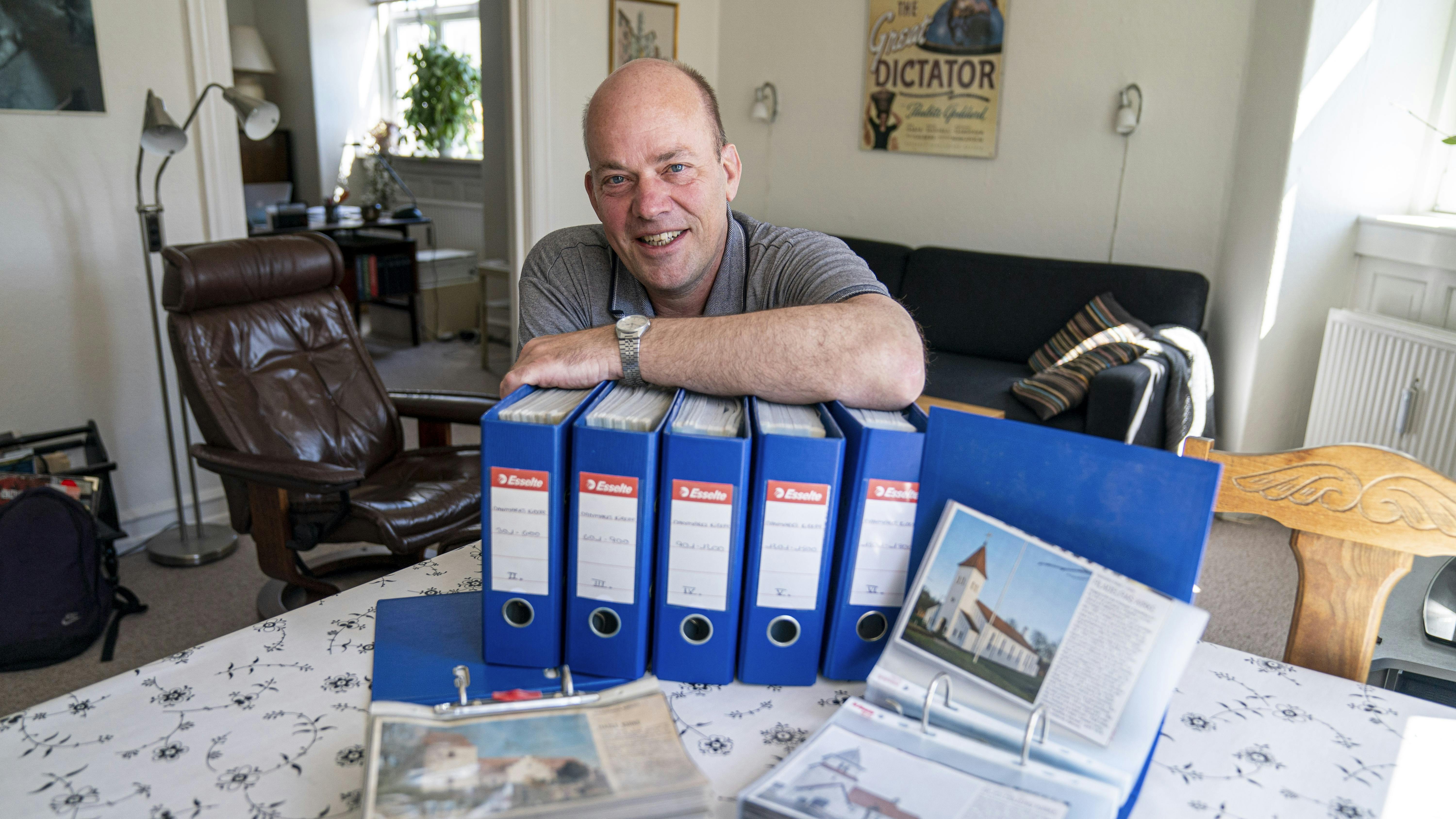 Lars Ringholm samler på Familie Journals serie om Danmarks kirker og har gjort det fra begyndelsen.