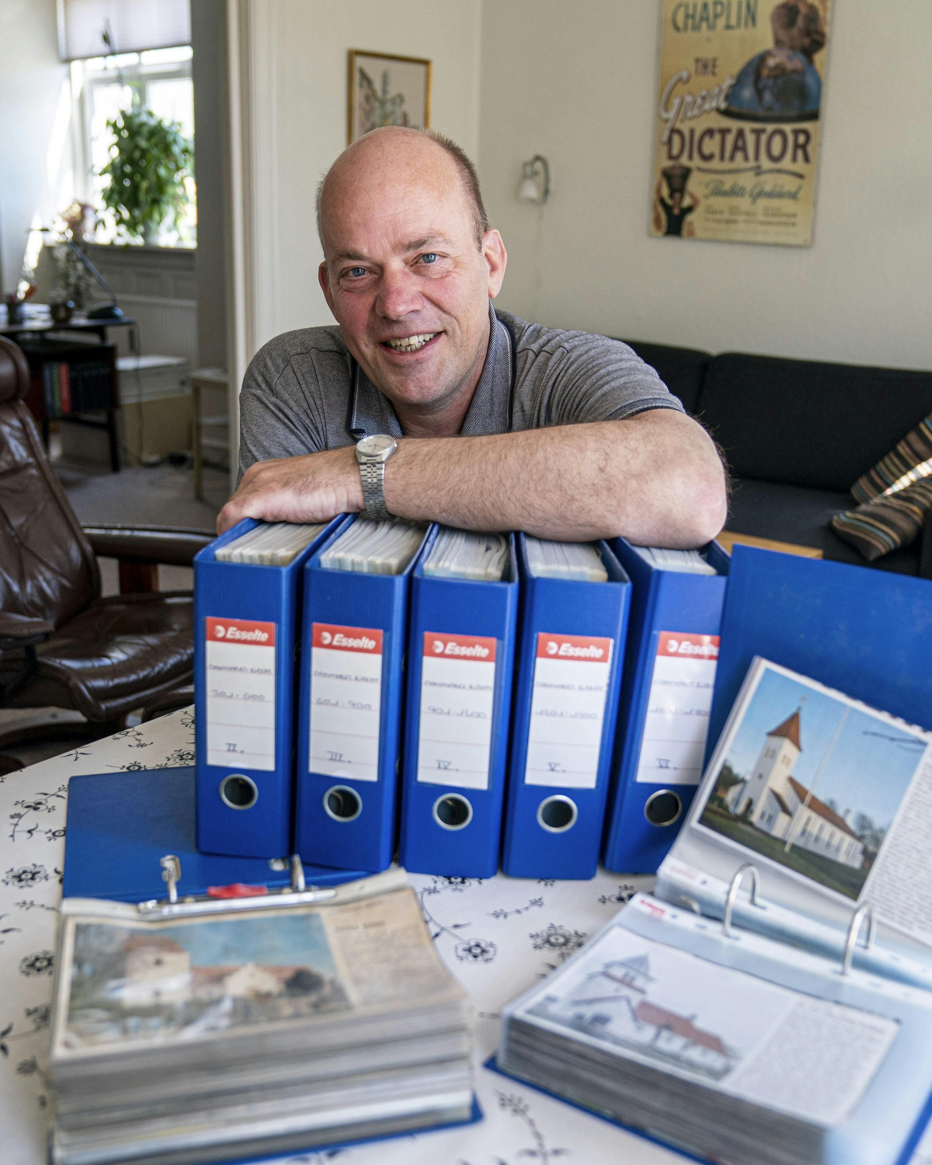 Lars Ringholm samler på Familie Journals serie om Danmarks kirker og har gjort det fra begyndelsen.