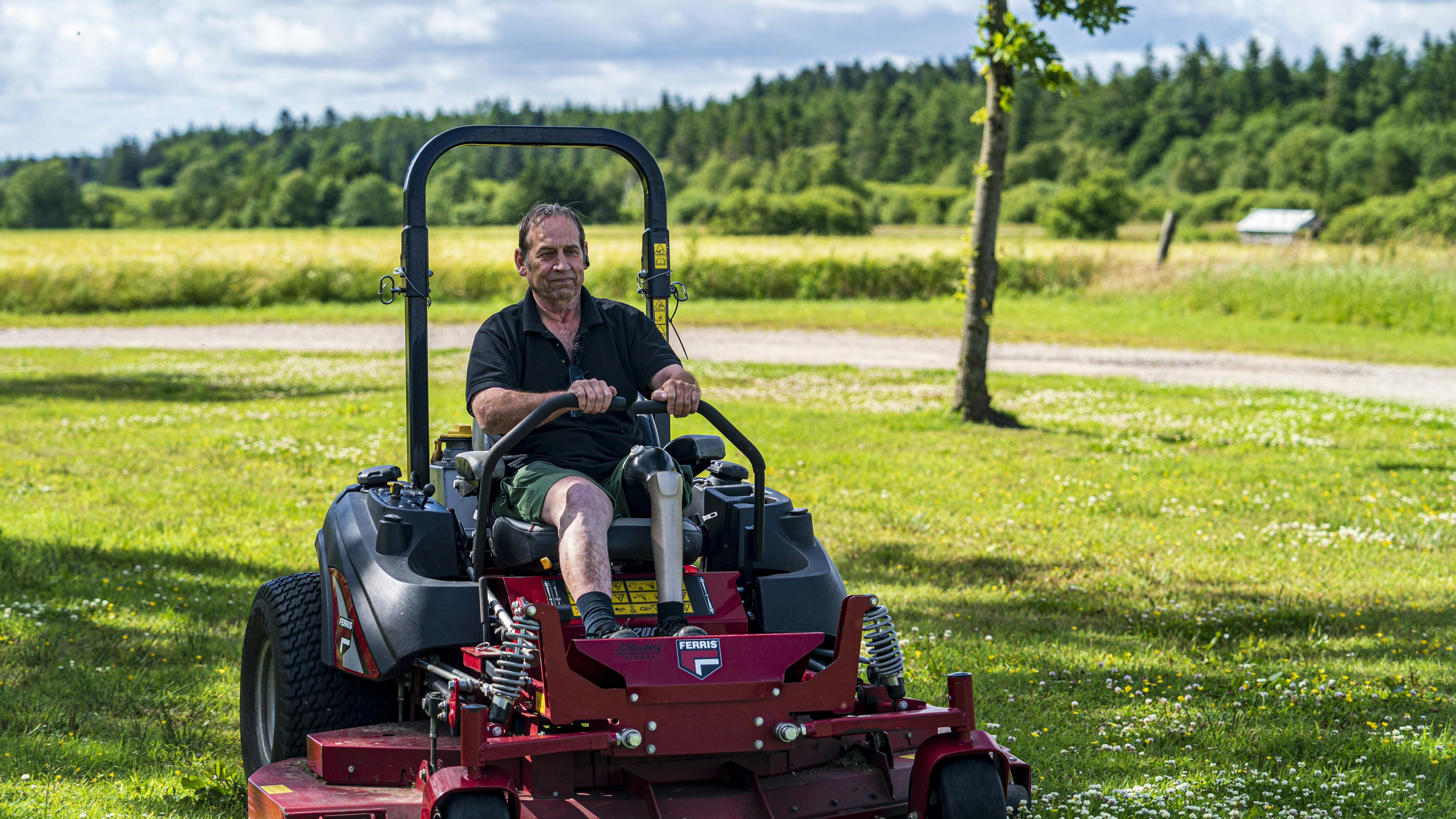 Gert Andersen har kunstigt ben, stomi og sukkersyge, men arbejder flittigt i sit eget servicefirma.