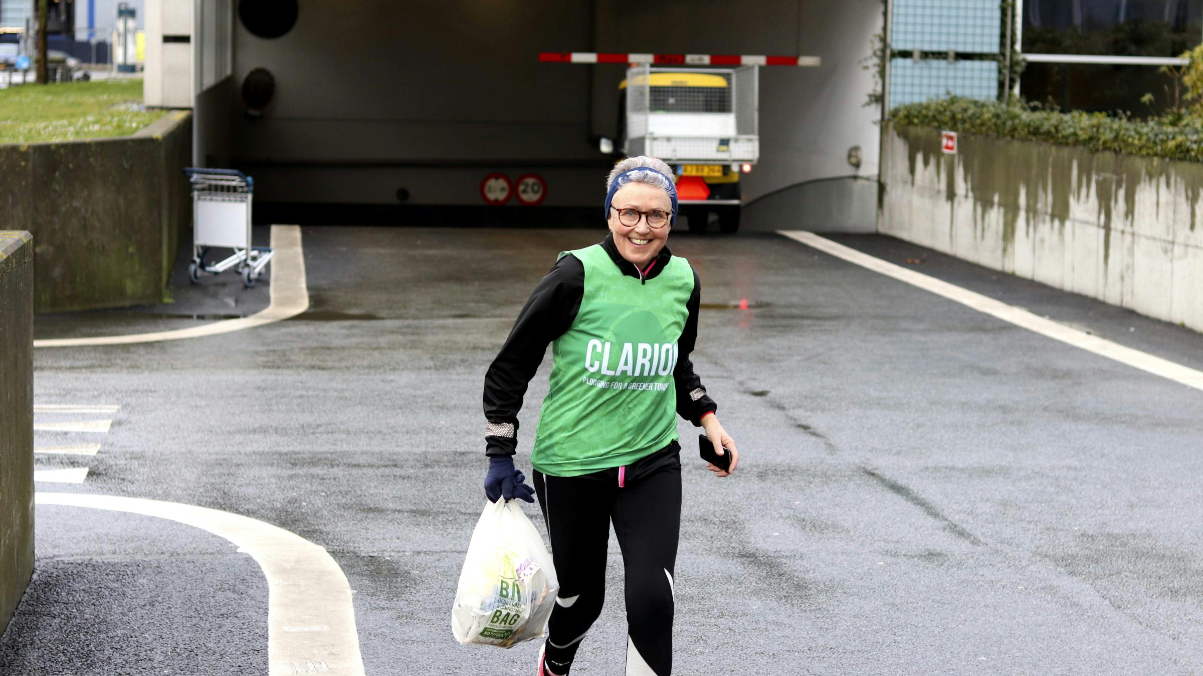 Bente løber efter skrald