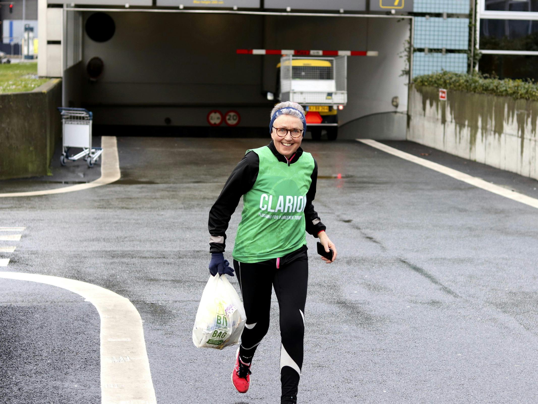 Bente løber efter skrald