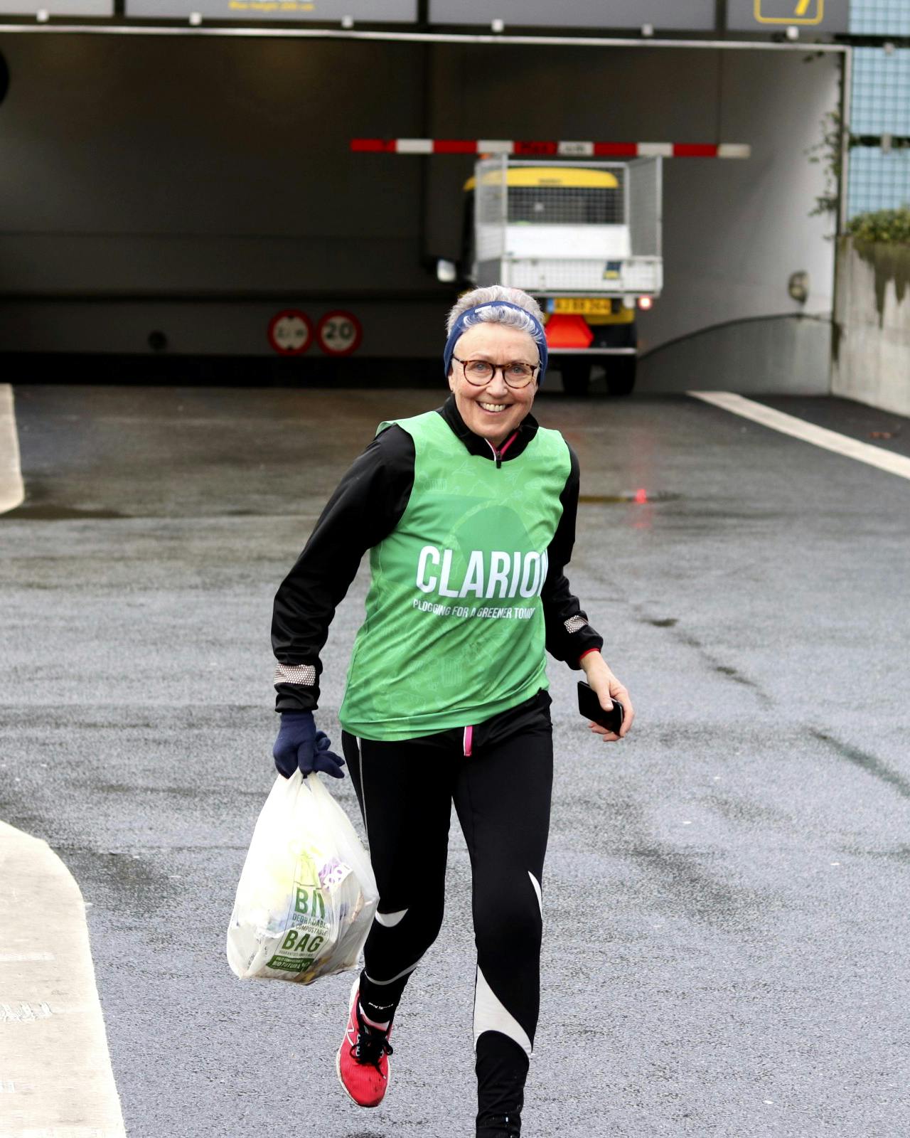 Bente løber efter skrald