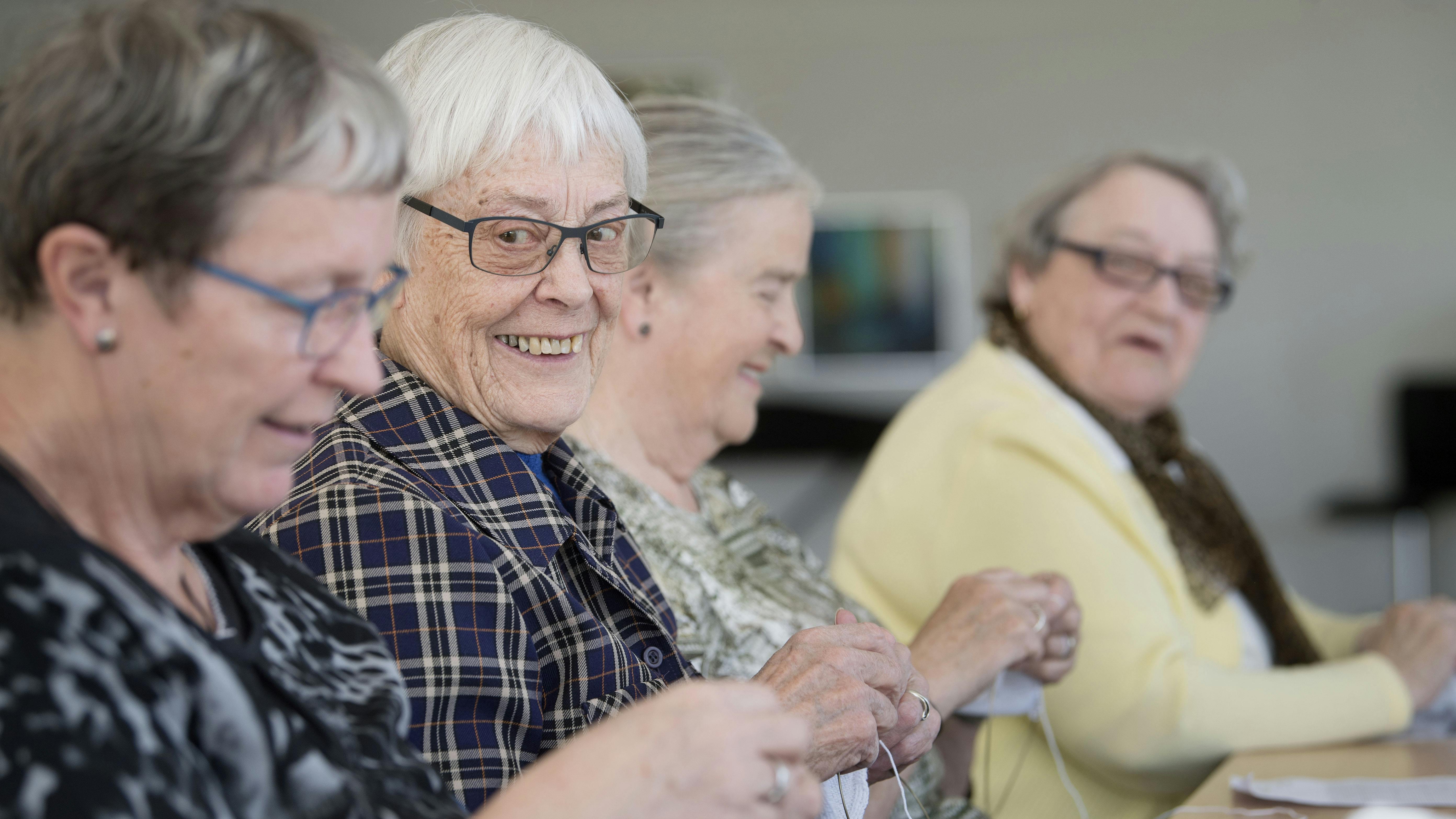 Den gråhårede del af Hadsund strikker dåbsklude til dem uden hår