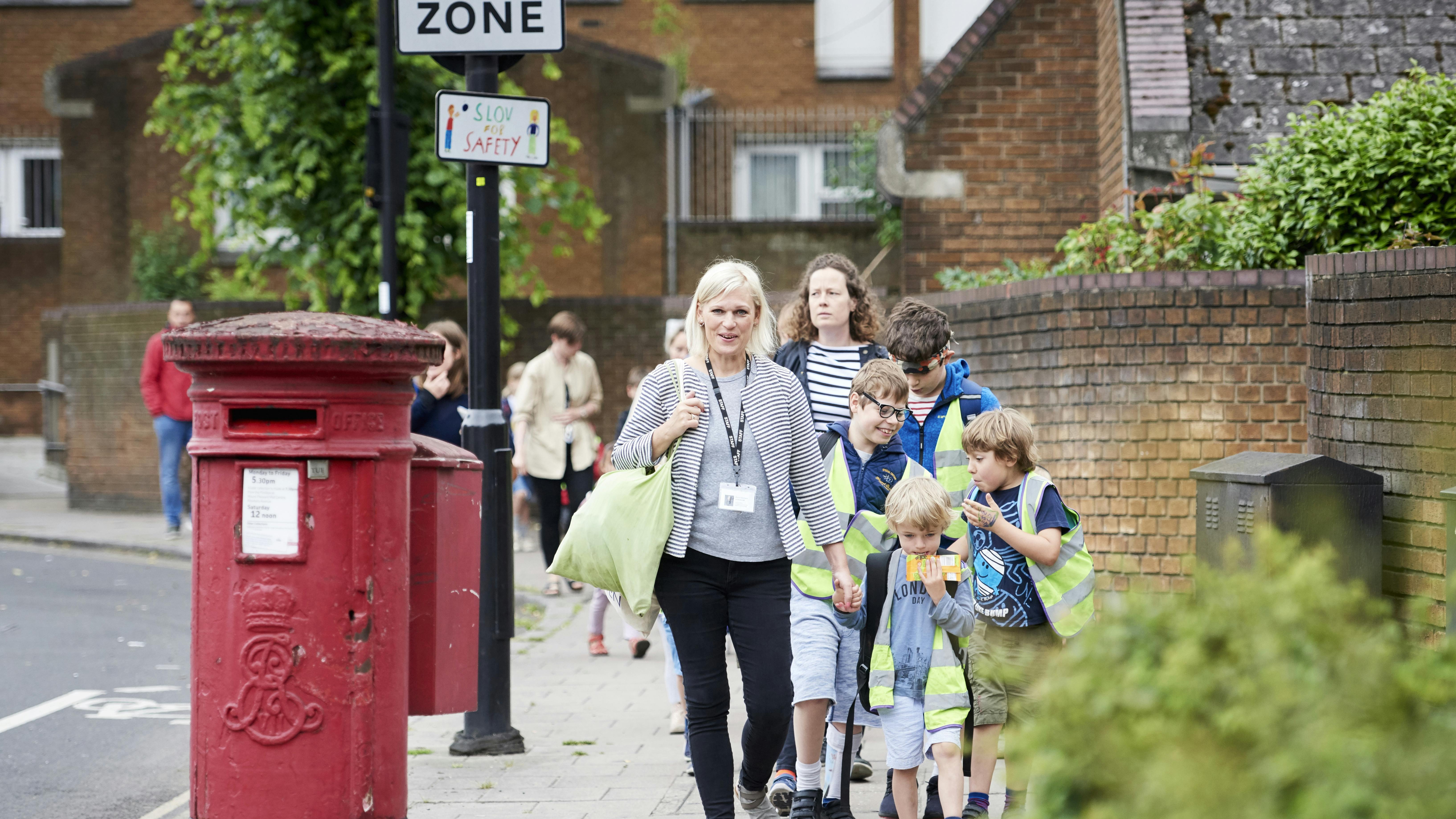 Med skolestart når børnene er 4 år, ser hverdagen noget anderledes ud for danskere i London.