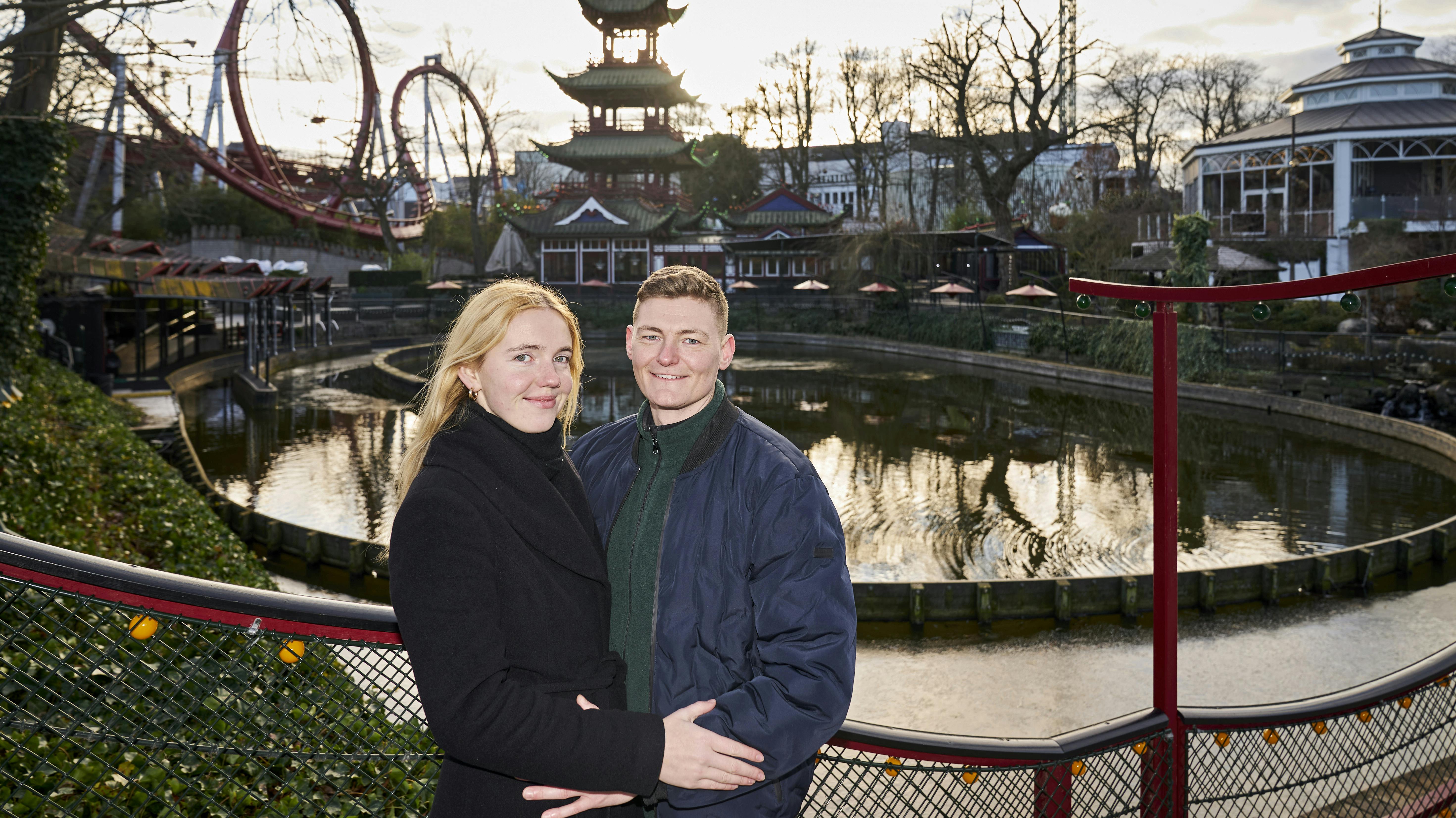 Mads Larsens frieri til Dita Kaudzite endte med et plask, da hendes telefon faldt i Tivolisøen.