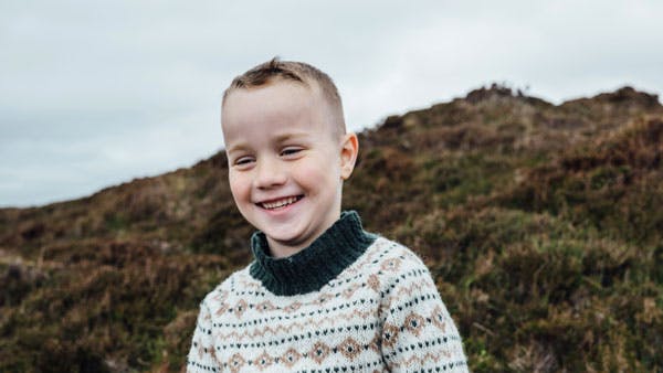 Strikkeopskrift: Drengesweater med mønster