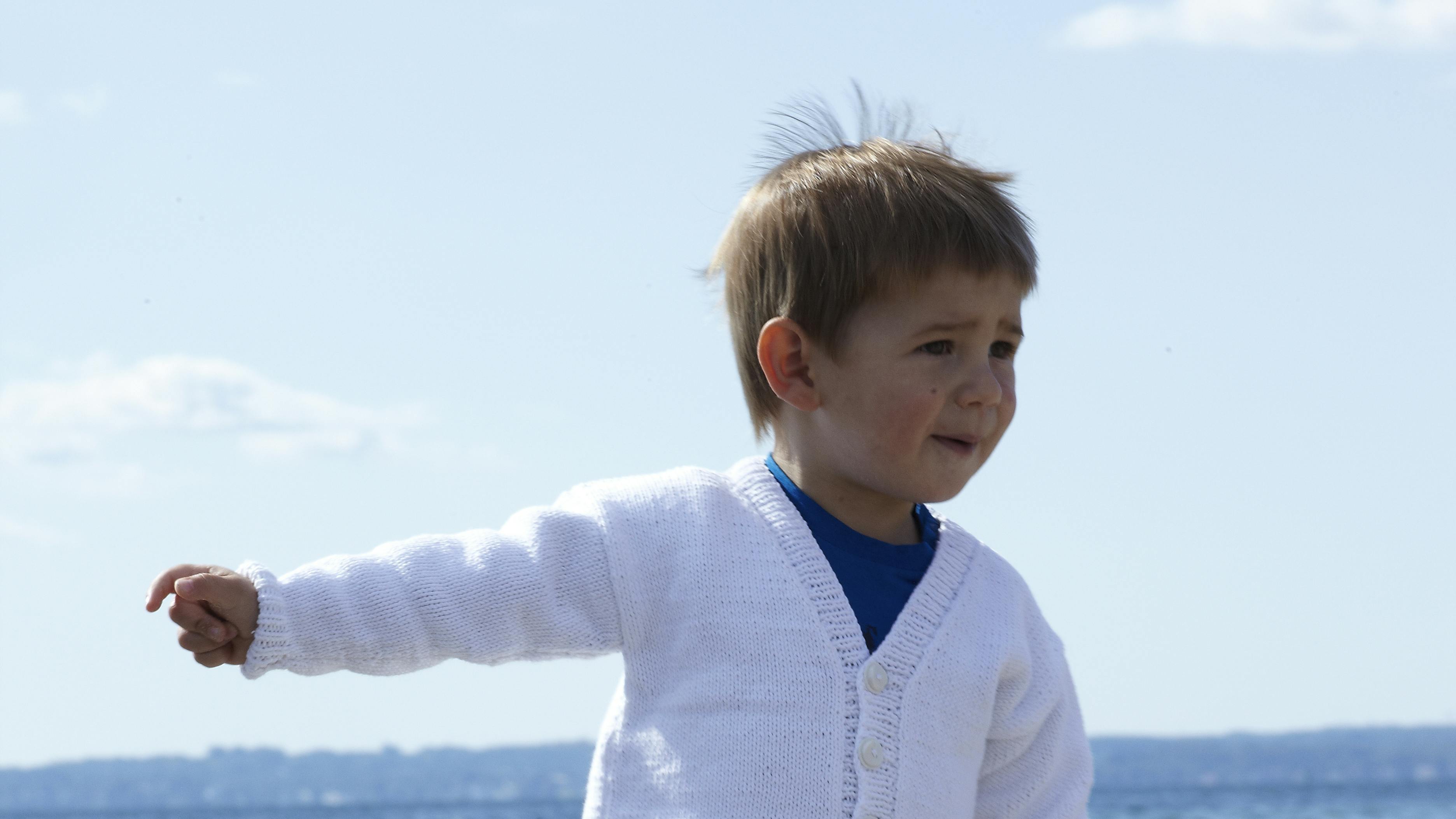 Strikket drengejakke med V-udskæring