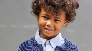 Strikkeopskrift: Aran sweater til drengen med striber