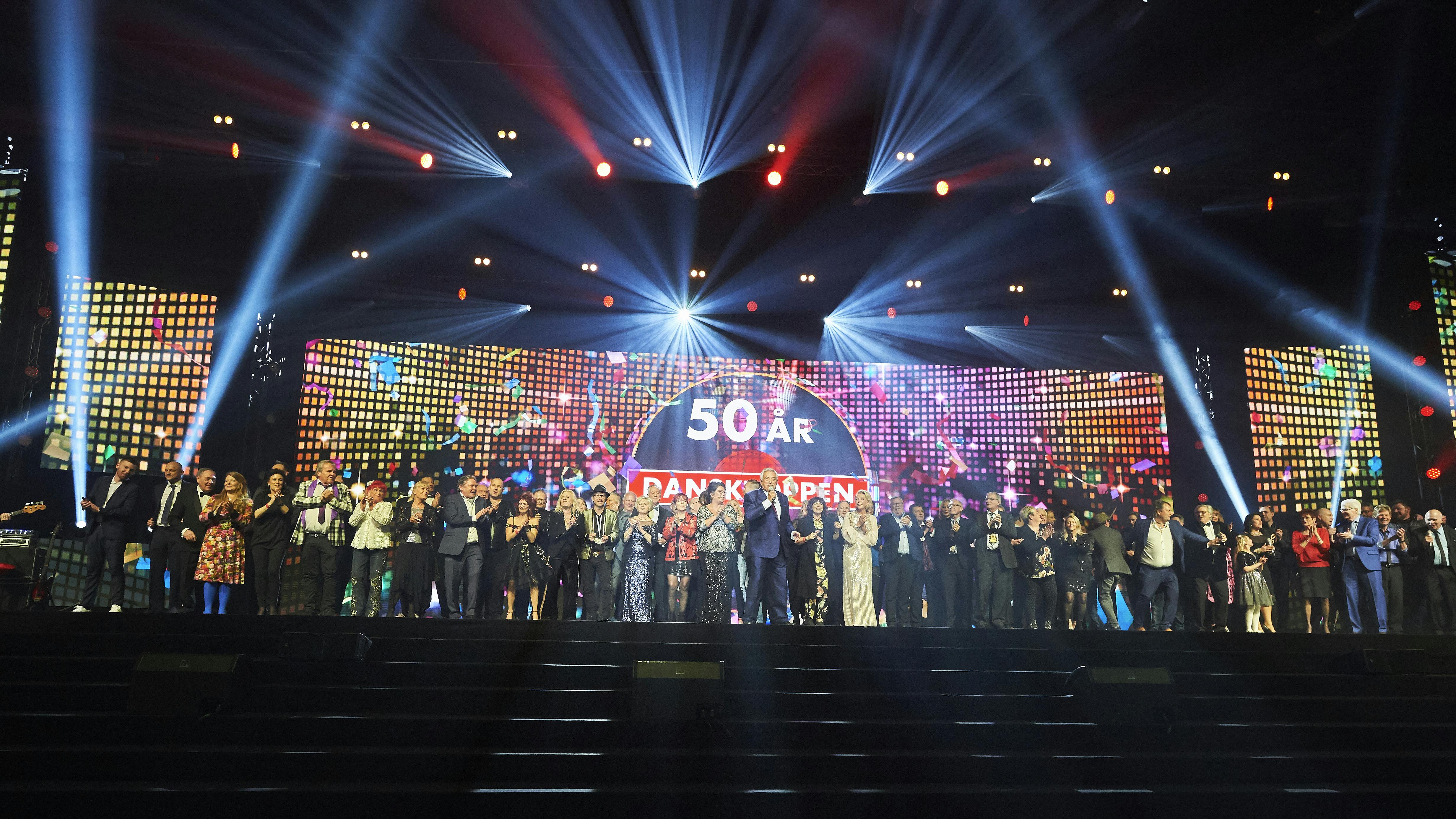 Johnny Reimar rundede Dansktop Prisen 2018 af med "Sikken fest" bakket op af alle tilstedeværende kolleger