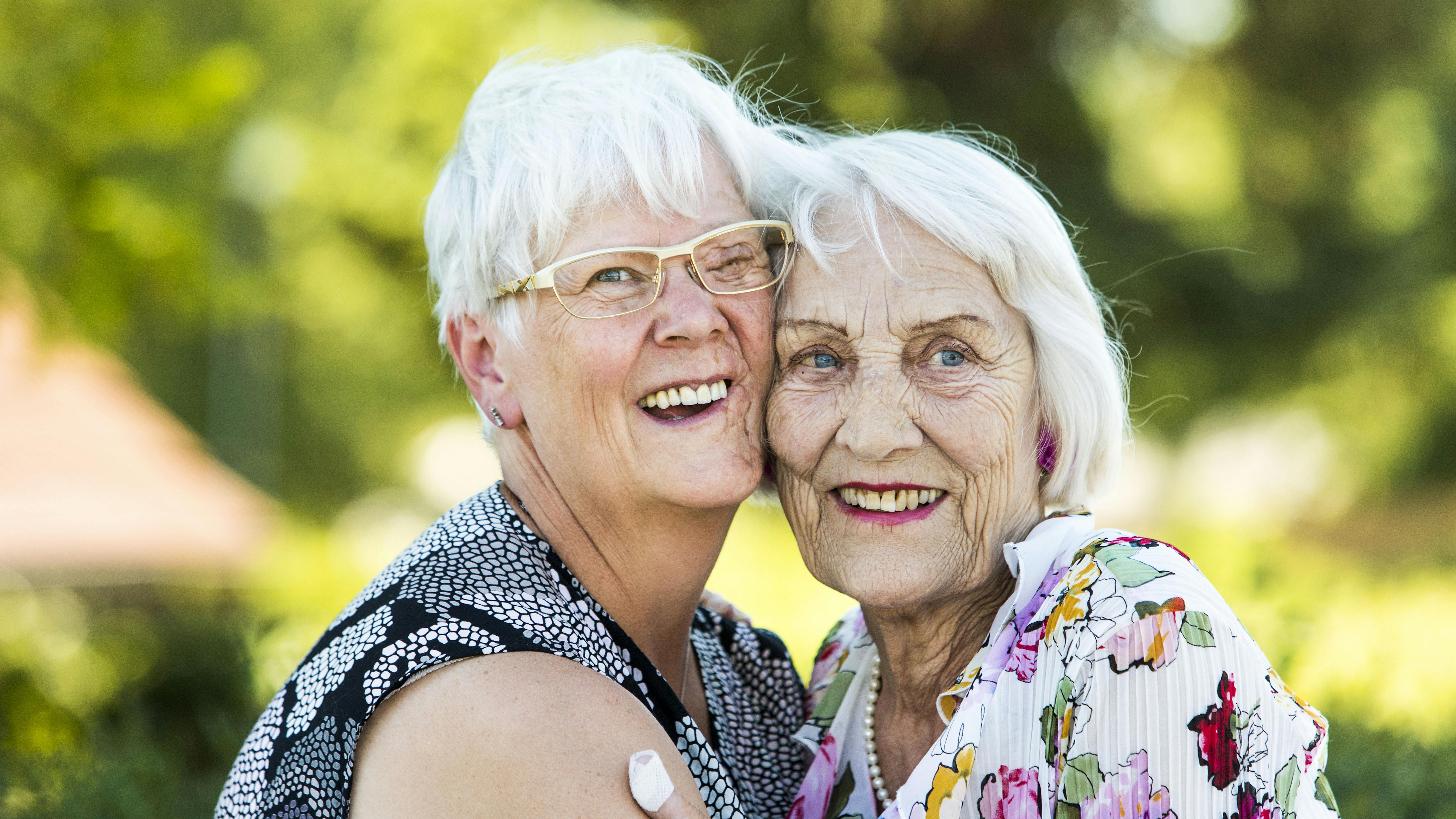 Tom damer omfavner hinanden. Familievejleder