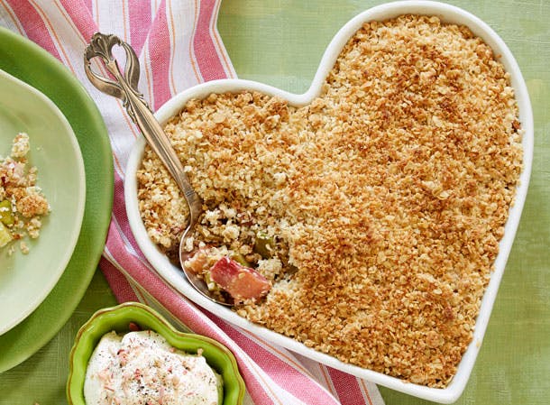 Farmors rabarberkage med crumble på toppen 