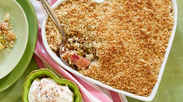 Farmors rabarberkage med crumble på toppen