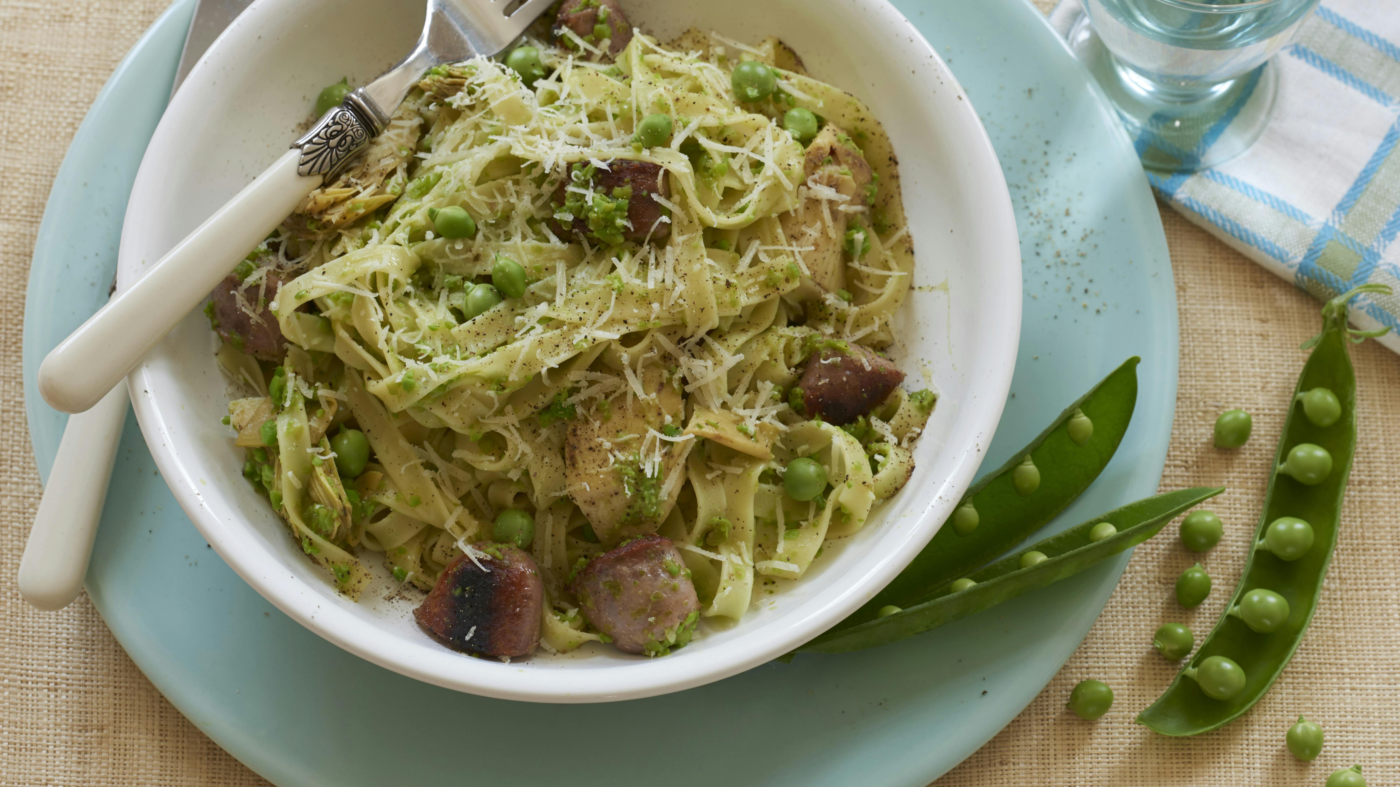 Pasta med små pølser og ærter