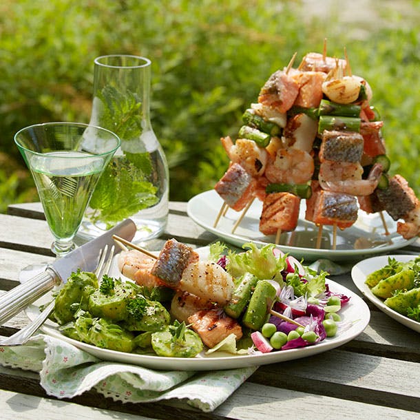 Fiske- og skaldyrsspyd med grøn kartoffelsalat