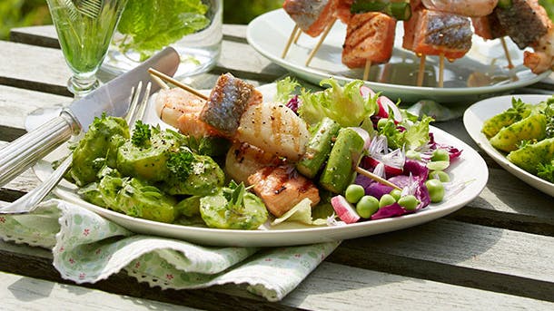 Fiske- og skaldyrsspyd med grøn kartoffelsalat