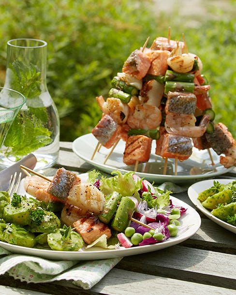 Fiske- og skaldyrsspyd med grøn kartoffelsalat
