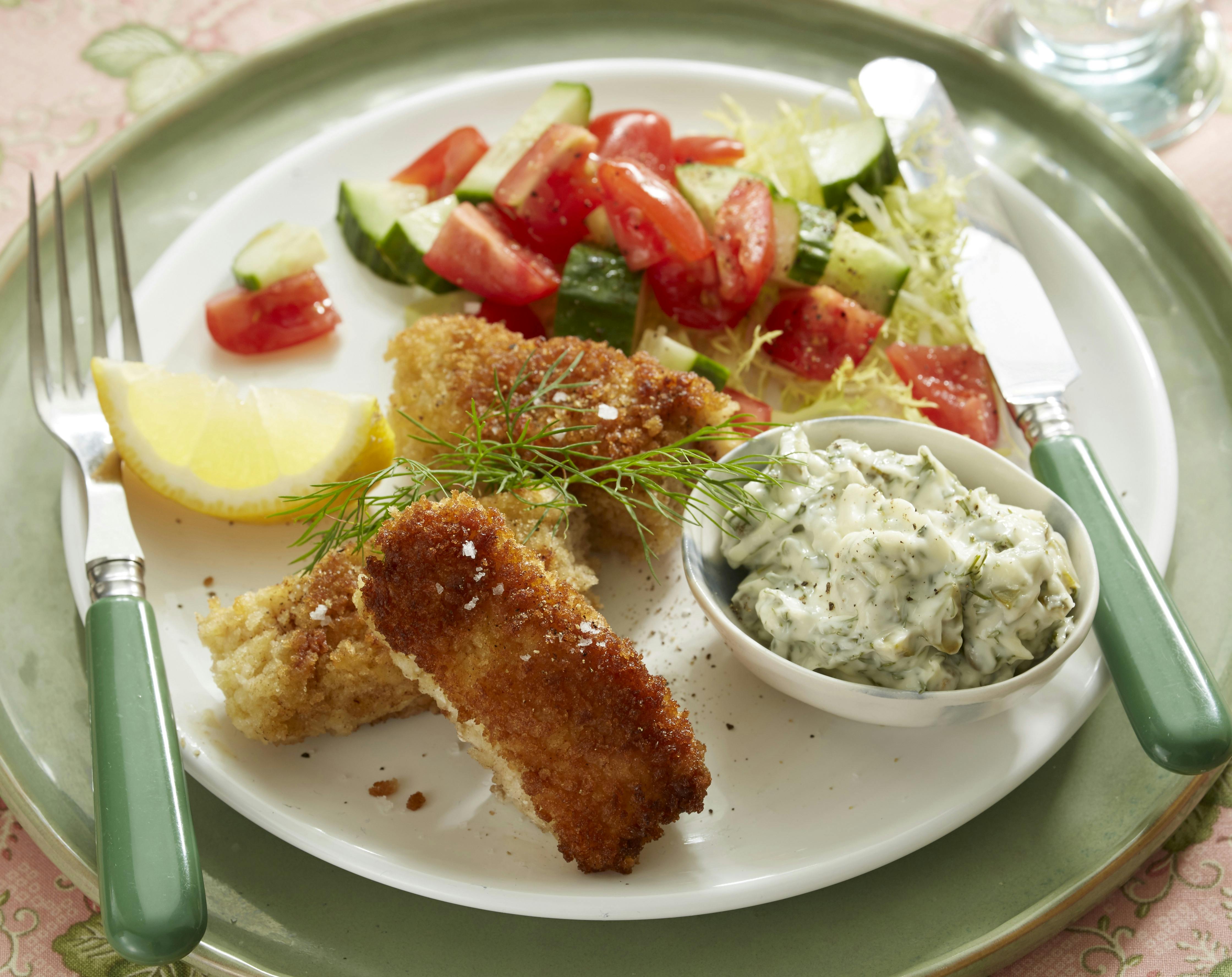 Fiskefingre er små stykker paneret fisk serveret med mayonnaise med kapers, cornichoner og dild. 
