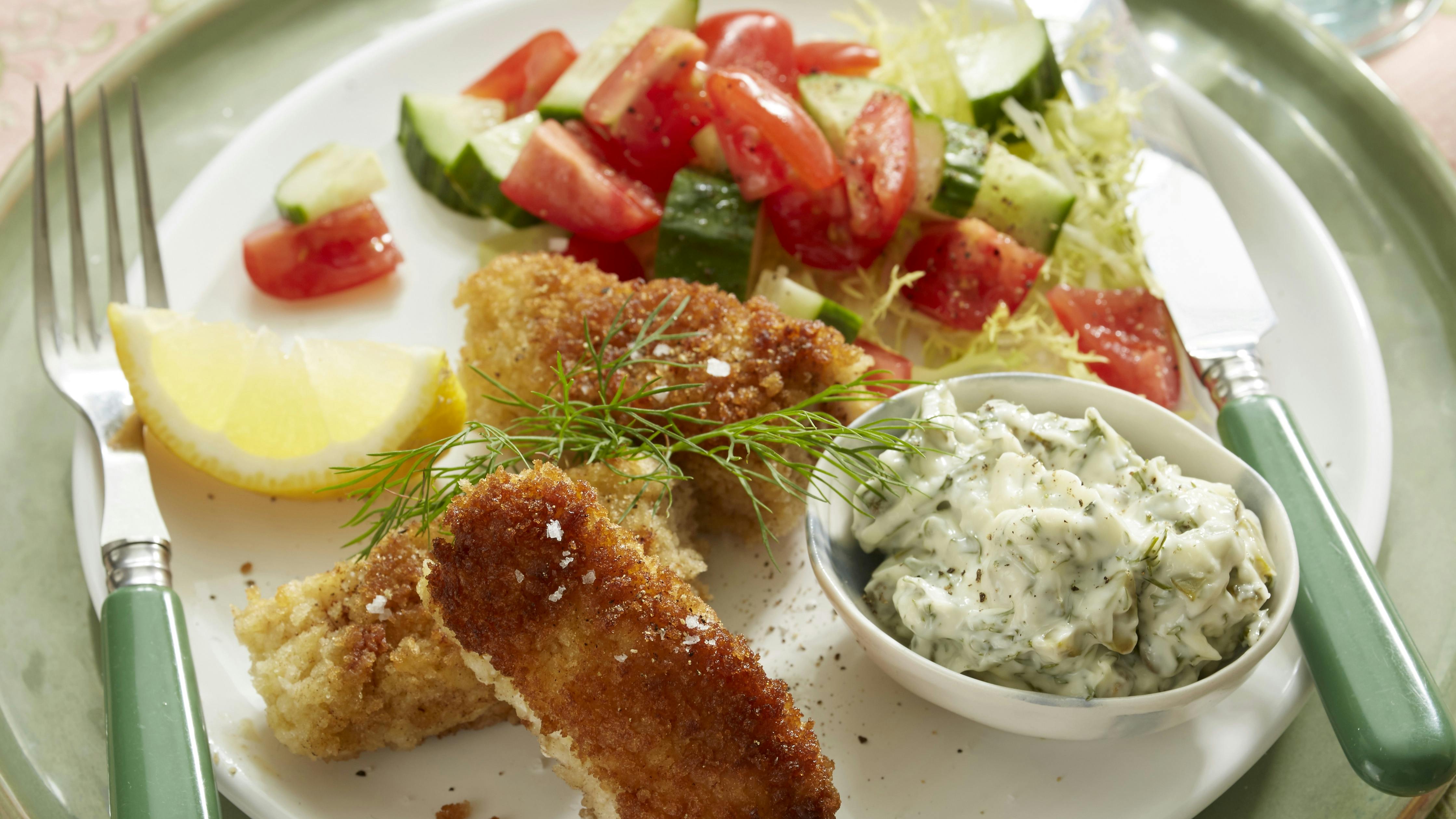 Fiskefingre er små stykker paneret fisk serveret med mayonnaise med kapers, cornichoner og dild.