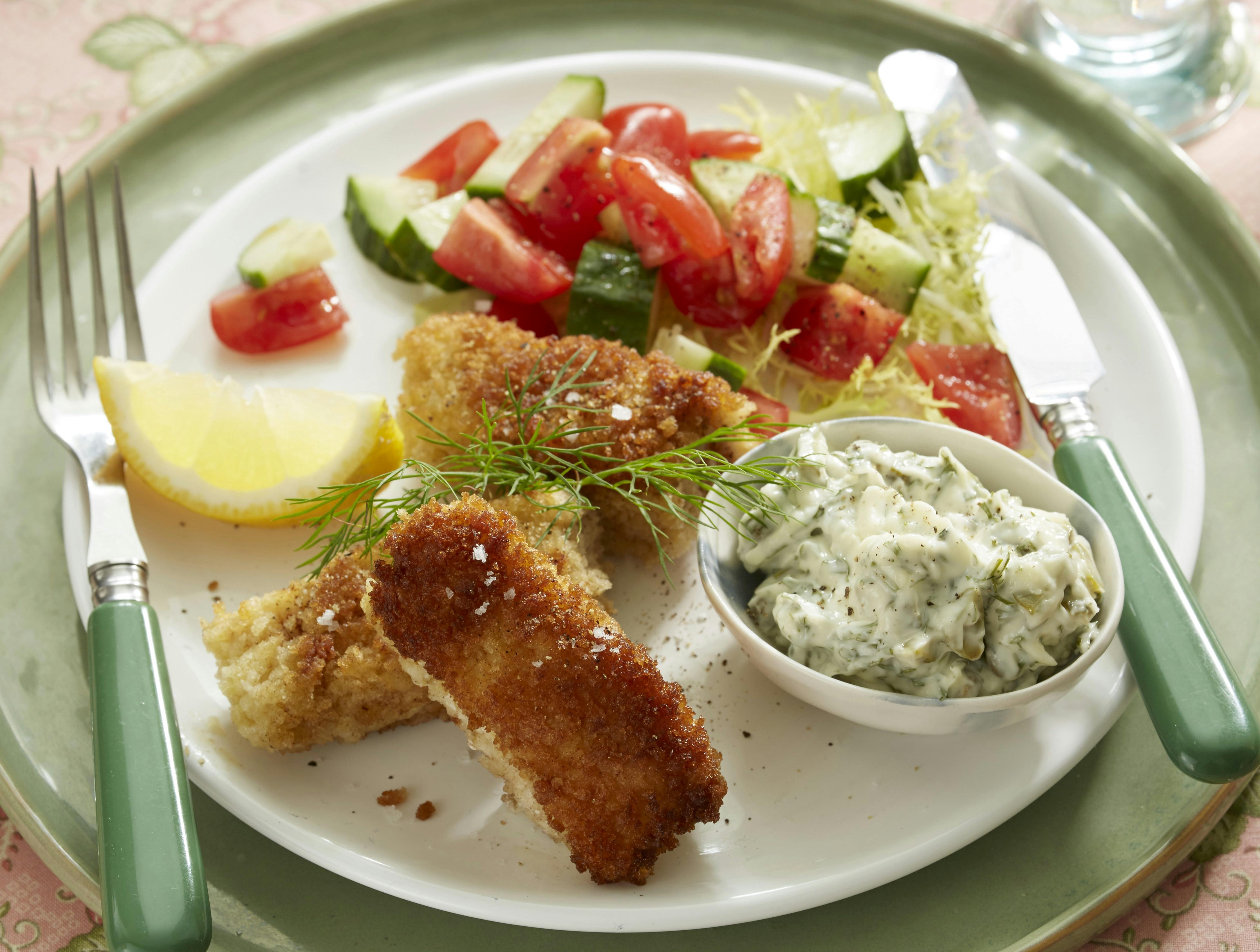 Fiskefingre er små stykker paneret fisk serveret med mayonnaise med kapers, cornichoner og dild. 