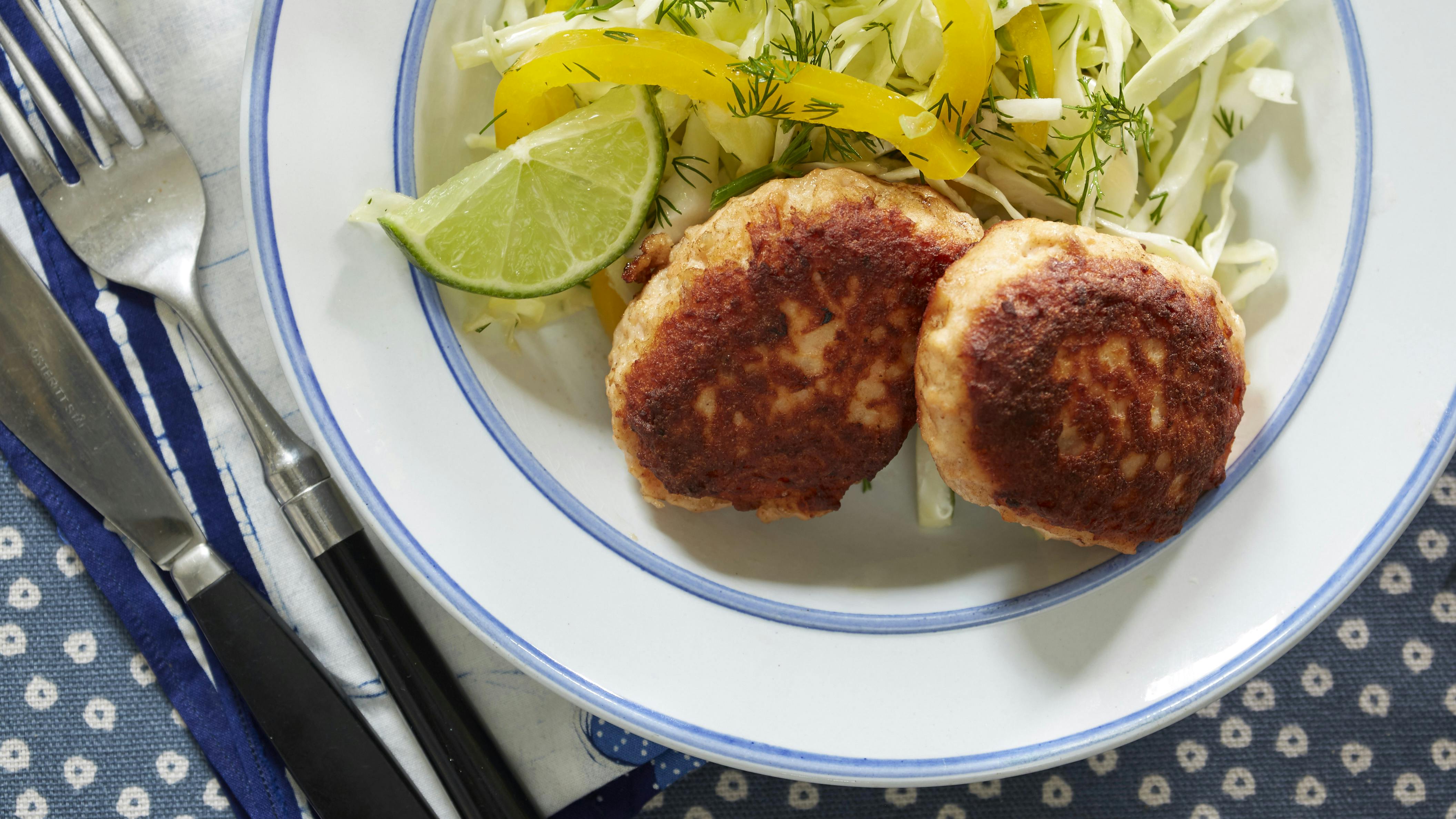 Fiskefrikadeller af laks med hvidkålssalat