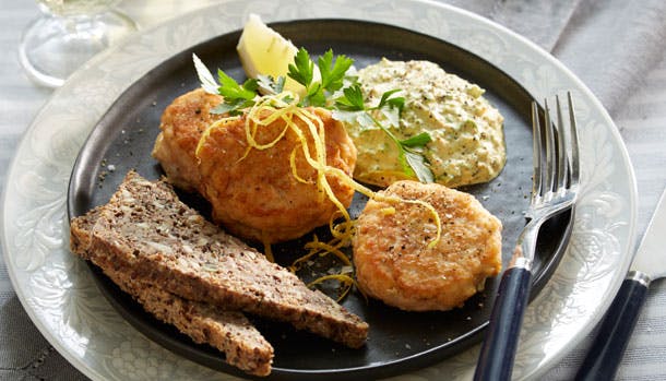 Fiskefrikadeller med nem hjemmelavet remoulade