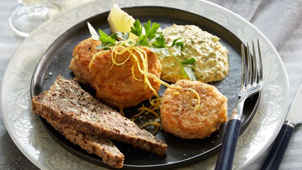 Fiskefrikadeller med nem hjemmelavet remoulade