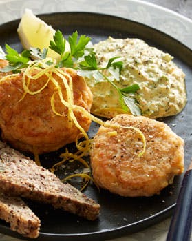 Fiskefrikadeller med nem hjemmelavet remoulade