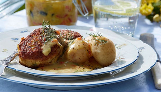 Tallerken med fiskefrikadeller, kartofler og picklessauce