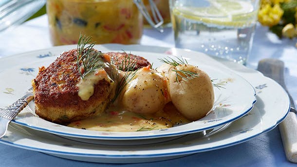 Fiskefrikadeller med hjemmelavet picklessauce