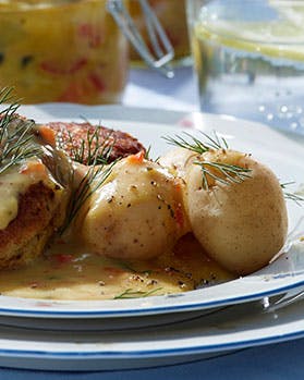 Tallerken med fiskefrikadeller, kartofler og picklessauce