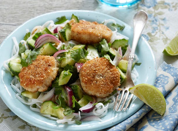 fiskekrebinetter med asiatisk agurkesalat 