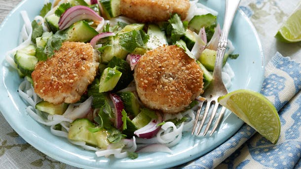 fiskekrebinetter med asiatisk agurkesalat