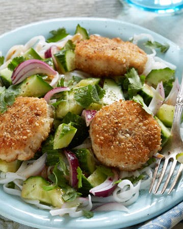 fiskekrebinetter med asiatisk agurkesalat