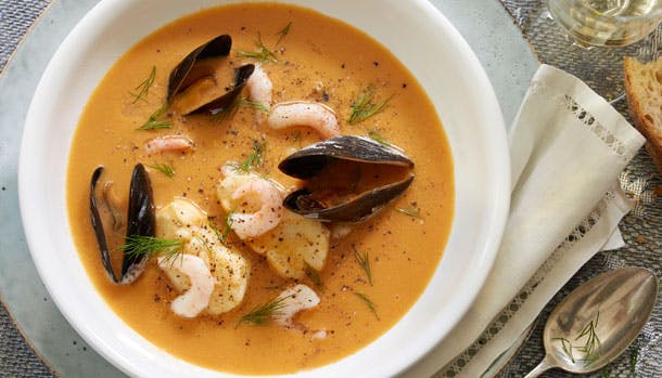 Fiskesuppe med rejer, muslinger og fisk 