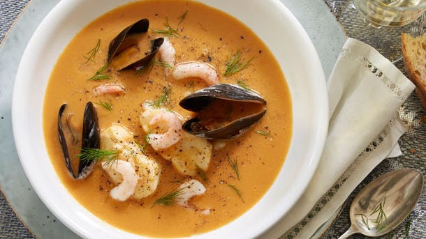 Fiskesuppe med rejer, muslinger og fisk
