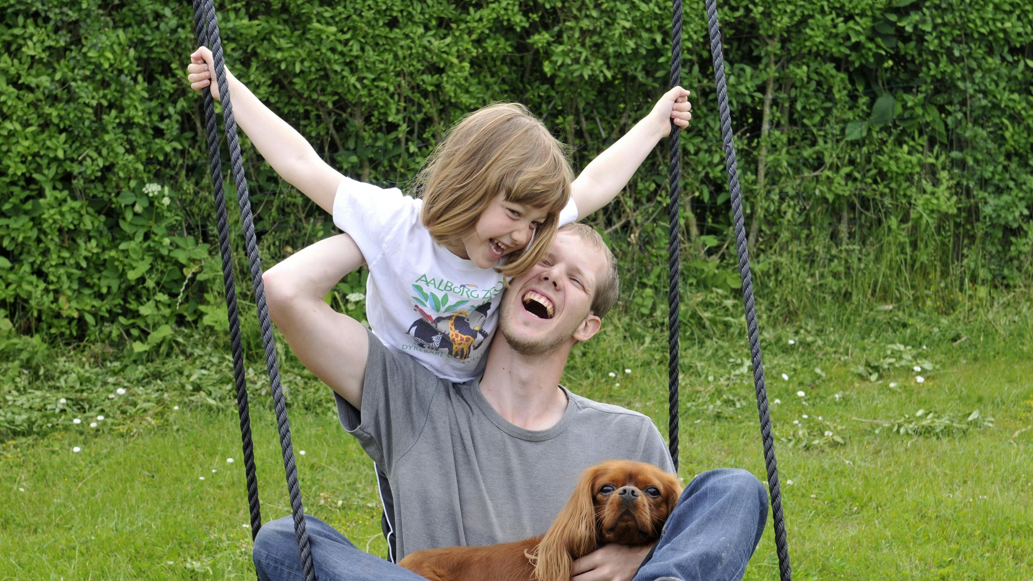 Emma med sin far der er en rigtig superhelt