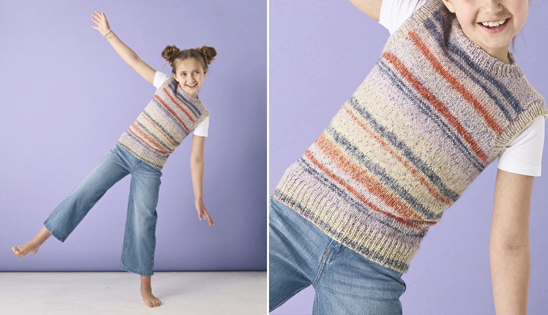 Sød stribestrik til de store børn - garnet der er brugt giver tilfældige striber, men du kan sagtens strikke i rester eller ensfarvet over. 