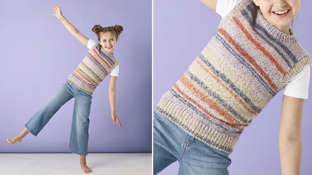 Sød stribestrik til de store børn - garnet der er brugt giver tilfældige striber, men du kan sagtens strikke i rester eller ensfarvet over.