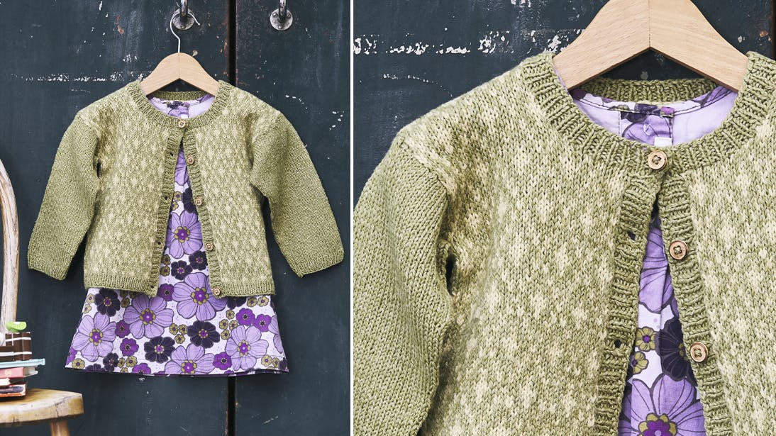 Babystrik er noget af det hyggeligste at have på pindene, og med det fine mønster her, får man lige et par ekstra timer foræret med de sjove detaljer mellem hænderne.