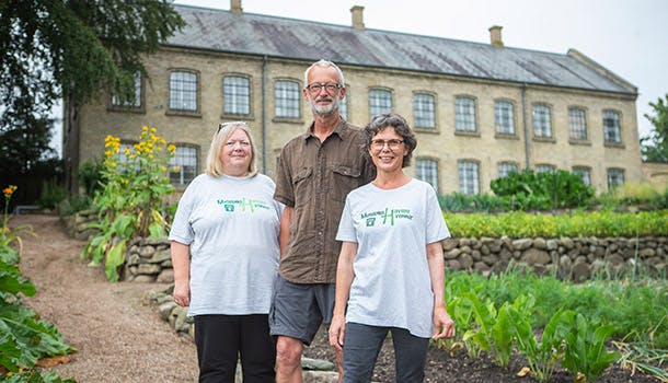 https://imgix.familiejournal.dk/media/article/fj37-2019-velkommen-til-fattiggaarden.jpg
