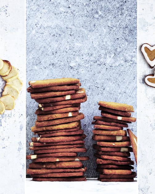 Lad det dufte brunt og brændt af julens klassiske, sprøde bagværk. Honningkagehjerter, håkonskager og brunkager er det perfekte match til en kop varm gløgg.