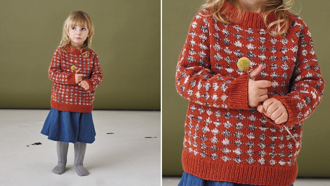 Strik en varm sweater til de mindste her i juletiden. Her får du strikkeopskriften på en julesweater med et fint ternet mønster.