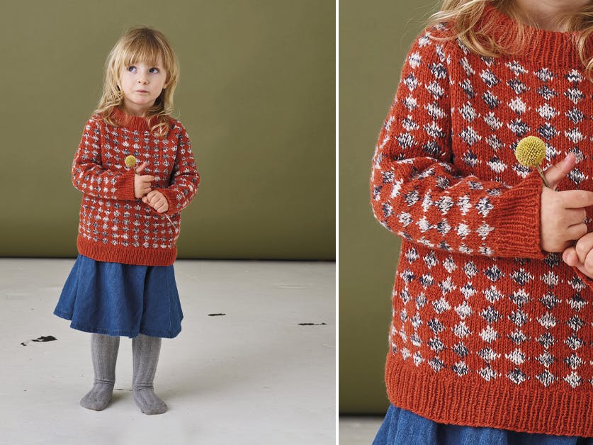 Strik en varm sweater til de mindste her i juletiden. Her får du strikkeopskriften på en julesweater med et fint ternet mønster.