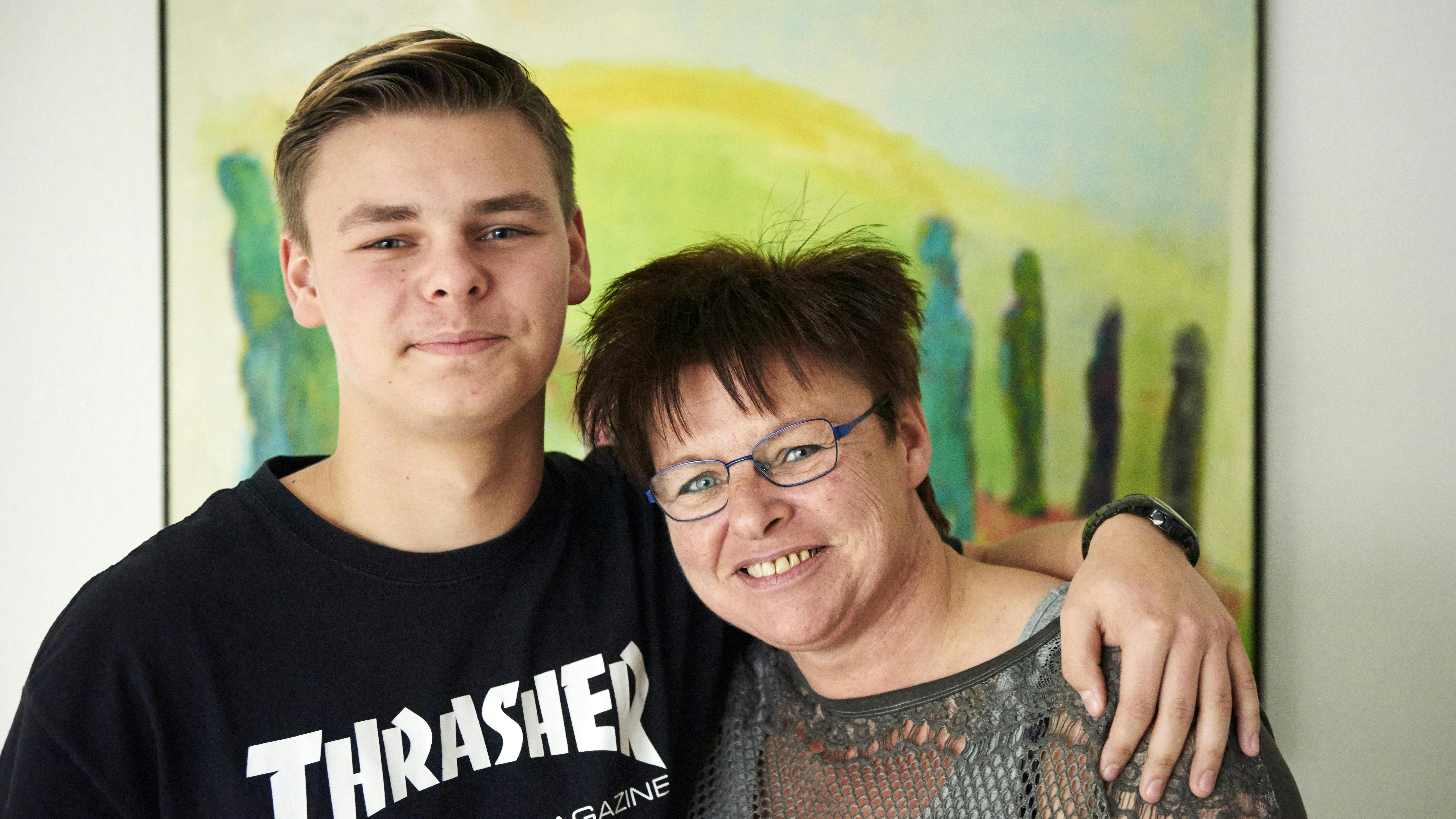 Charlotte smiler stadig, selv om hun har mistet sin kæreste og slås med en skade i lårbenet, som gør, at hun ikke kan arbejde.