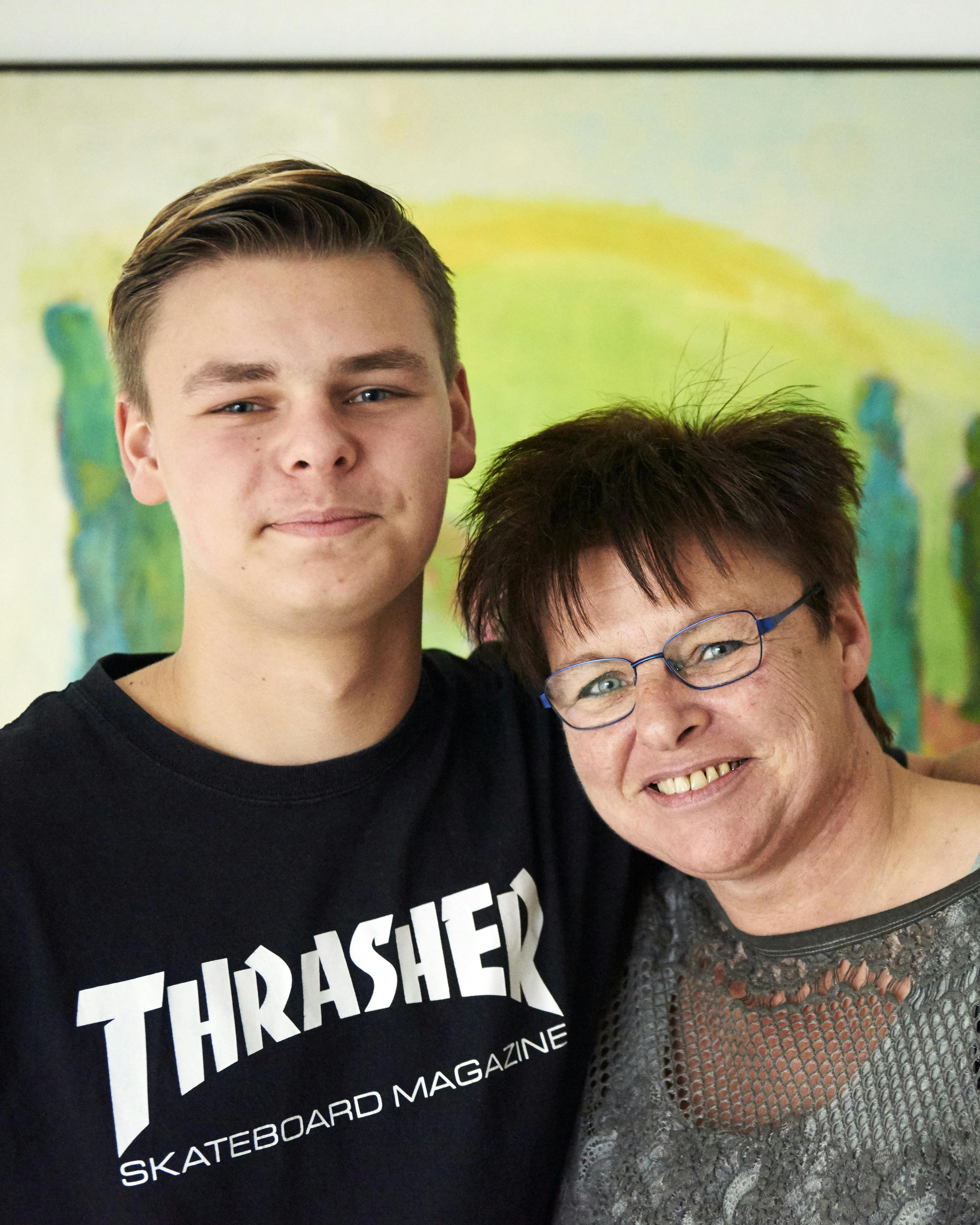 Charlotte smiler stadig, selv om hun har mistet sin kæreste og slås med en skade i lårbenet, som gør, at hun ikke kan arbejde.