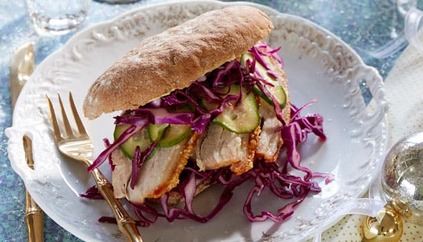 Flæskestegssandwich på tallerken