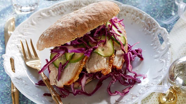 Flæskestegssandwich på tallerken