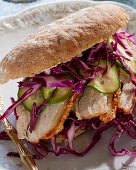 Flæskestegssandwich på tallerken